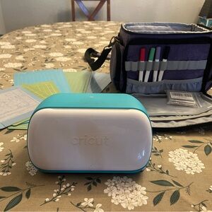 Cricut Joy in Teal with case and mats